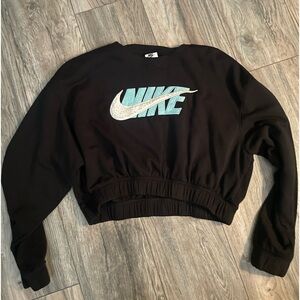 nike black and white cropped sweatshirt